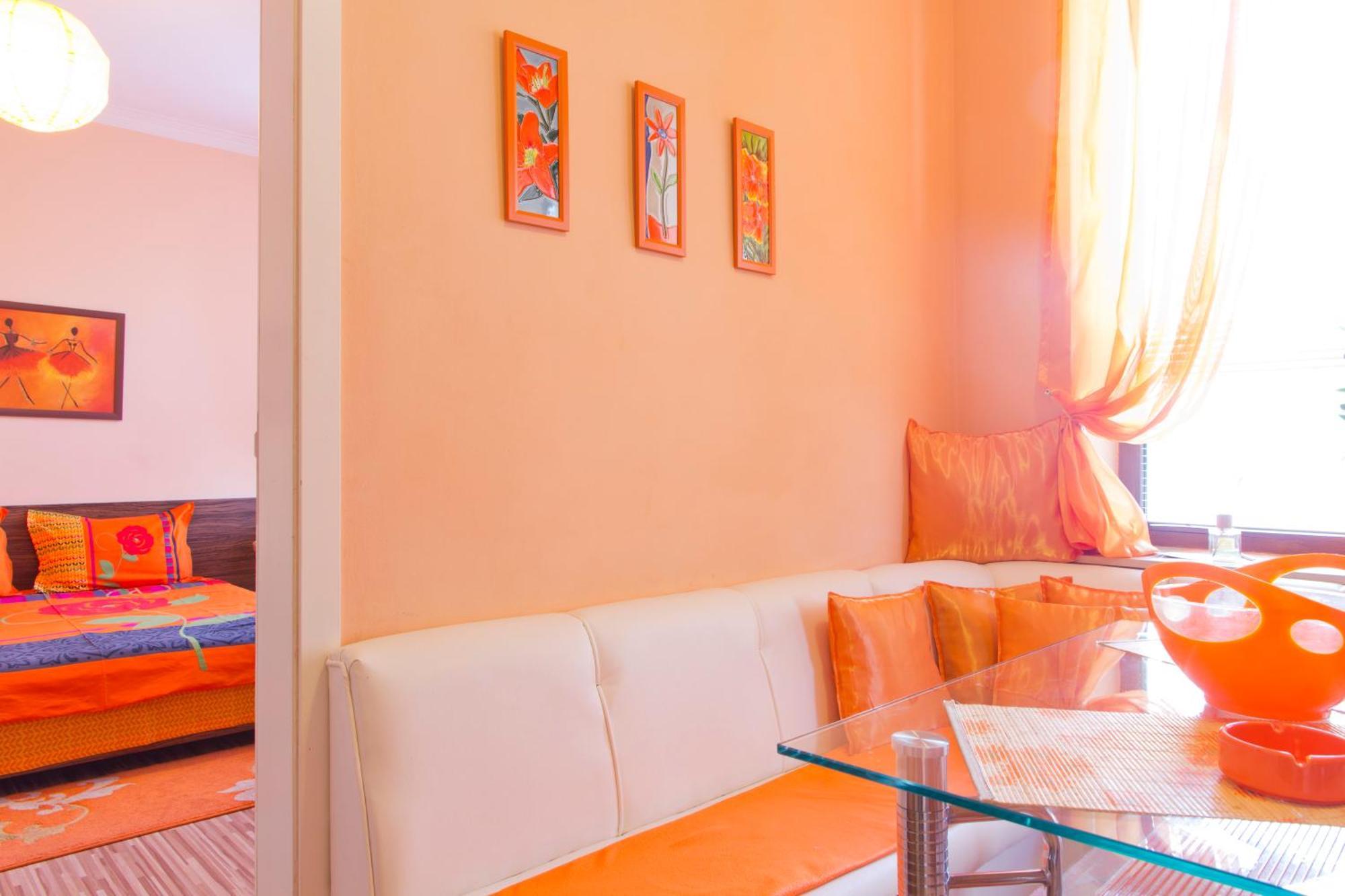 Orange Flower Apartment *