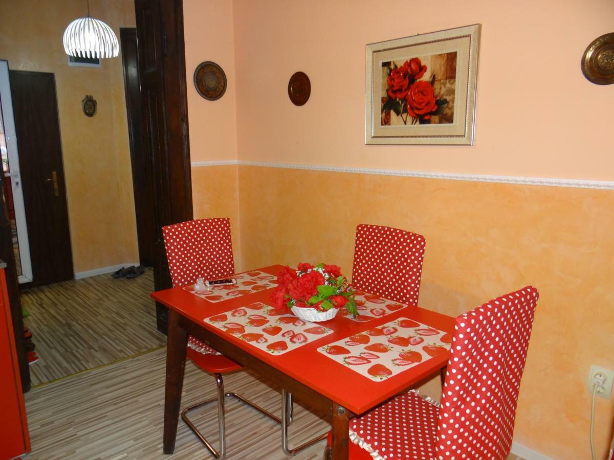 Orange Flower Apartment *