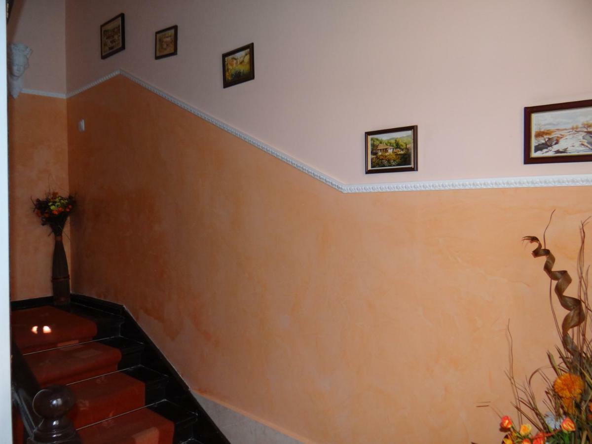 Orange Flower Apartment *